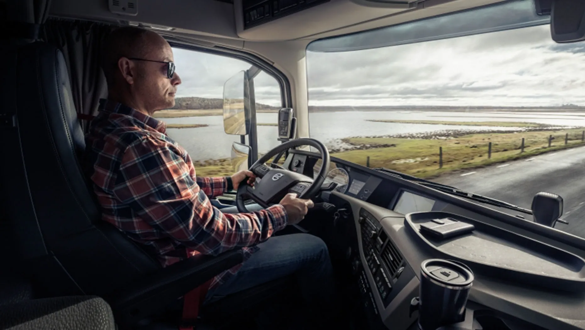 راننده کامیون پشت فرمان