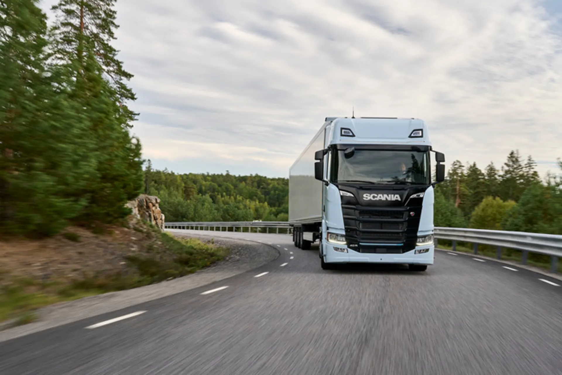 کامیون در پیچ جاده