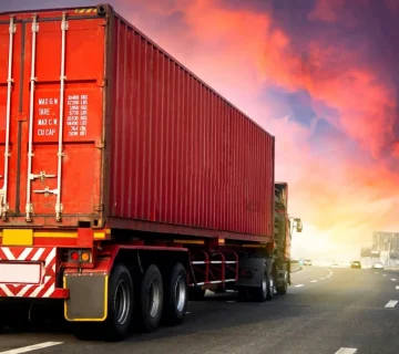 کامیون باربری قرمز