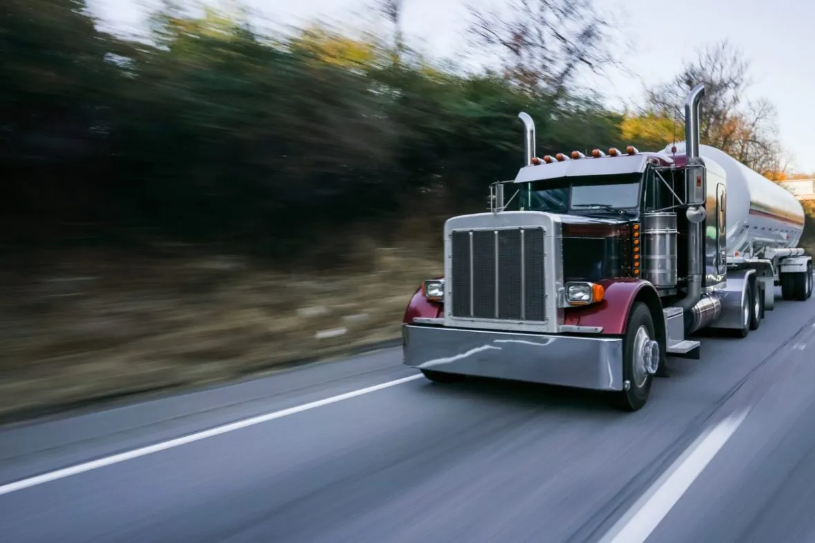 کامیون در جاده