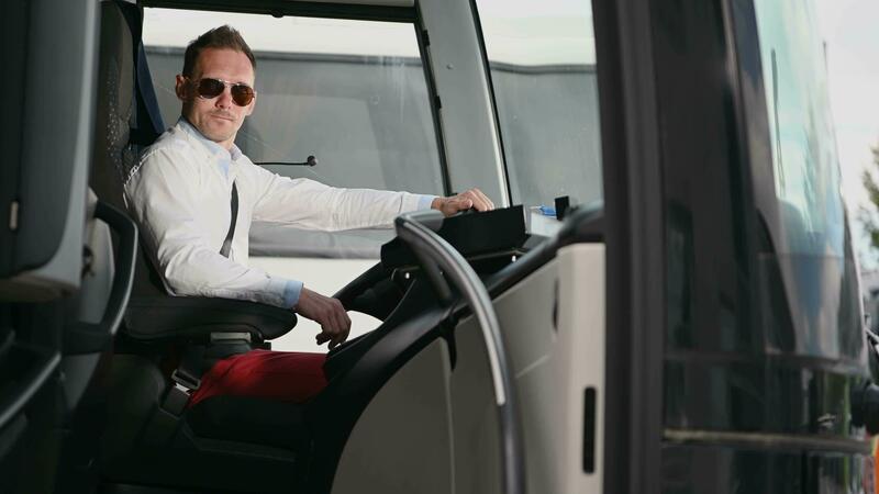 راننده اتوبوس با عینک دودی