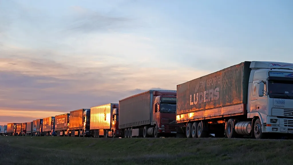 ردیف کامیون ها در جاده