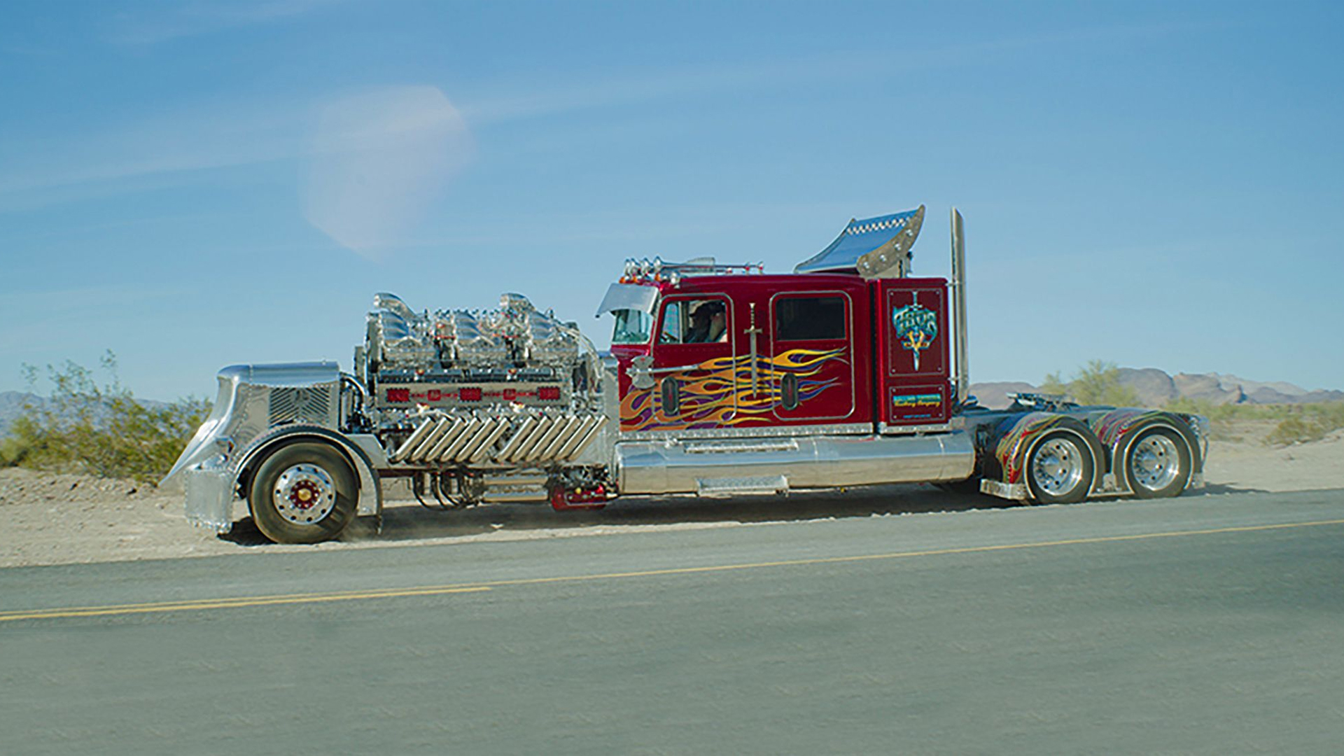 کامیون عجیب در جاده
