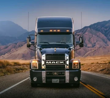 کامیون مک در جاده صحرایی