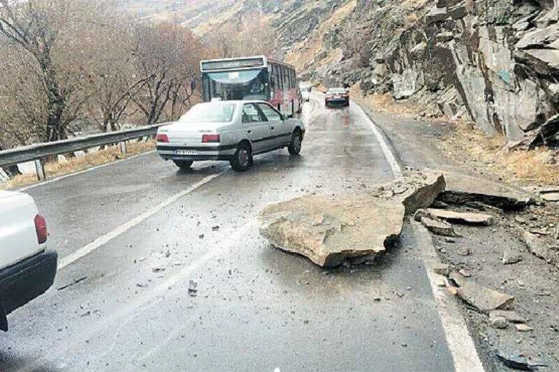 ریزش در جاده