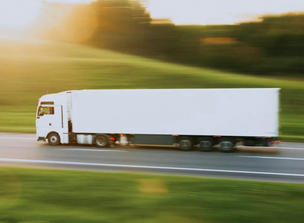 کامیون در جاده